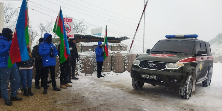 Russian peacekeepers’ passenger car passed freely through protest area