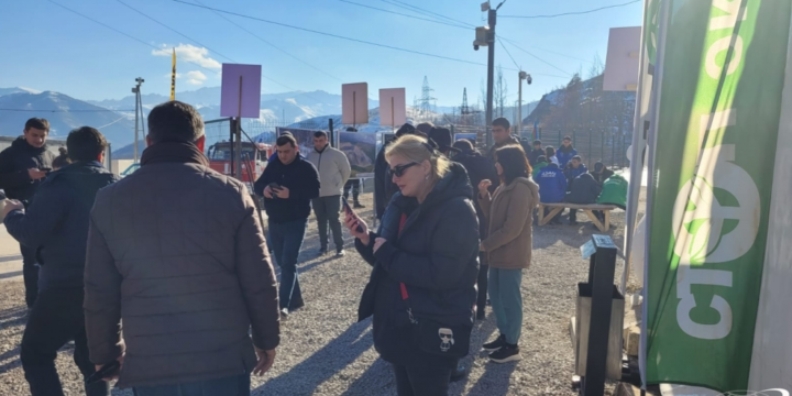 Canadian journalist, Georgian blogger visit protest area on Lachin-Khankandi road