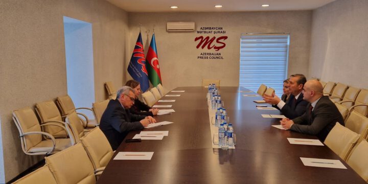 ABŞ səfirliyinin mətbuat katibi Mətbuat Şurasında olub
