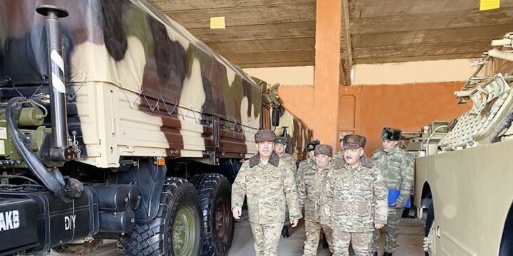 Müdafiə naziri səfərbərlik təminat bazasının döyüş hazırlığını yoxlayıb