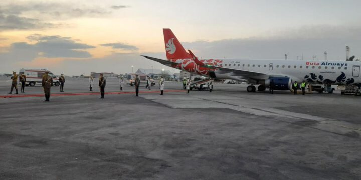 Azərbaycanın İrandakı səfirliyinin əməkdaşlarını gətirən təyyarə havaya qalxıb