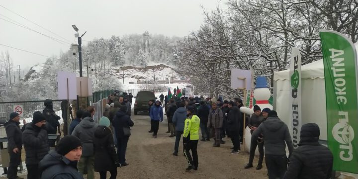 Xarici jurnalistlər Laçın yolundan sülhməramlıların avtomobilinin maneəsiz keçidinə şahid olublar