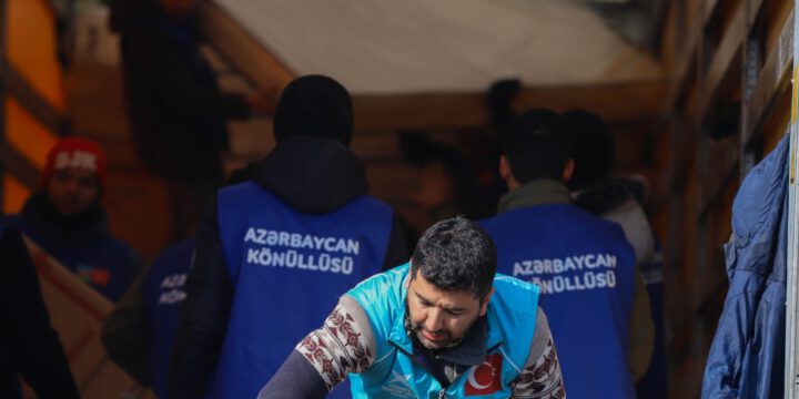 Azərbaycan könüllüləri Kahramanmaraşda zərərçəkən əhaliyə fəal yardım göstərirlər