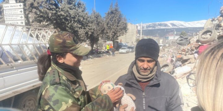 FHN-in psixoloqları Türkiyədə zəlzələdən zərər çəkmiş insanlara fasiləsiz xidmət göstərirlər