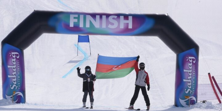 Ümummilli Liderin 100 illik yubileyinə həsr olunan həvəskar dağ-xizəyi yarışı keçirilib