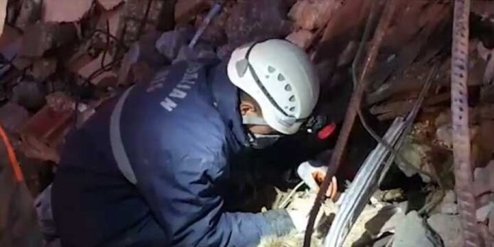 Azerbaijani rescuers find gold and jewelry under rubble in Türkiye