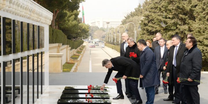 Romanian parliamentarians pay respect to national leader Heydar Aliyev and Azerbaijani martyrs