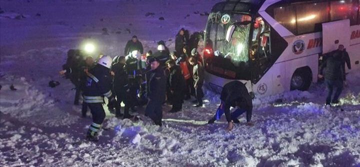 Türkiyədə sərnişin avtobusu aşıb, 30 nəfər yaralanıb