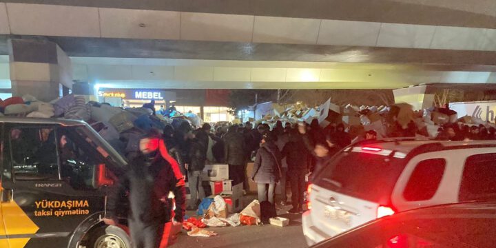 Azərbaycanlıların Türkiyə üçün yardım toplaması gecə saatlarında da davam edir