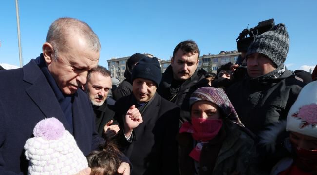 Rəcəb Tayyib Ərdoğan zəlzələ bölgəsində zərəçəkmiş insanlarla görüşür