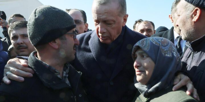 Rəcəb Tayyib Ərdoğan zəlzələ bölgəsində zərəçəkmiş insanlarla görüşür