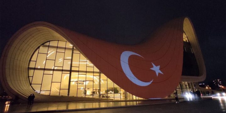 Heydər Əliyev Mərkəzinin binası Türkiyə Respublikasının bayrağı ilə işıqlandırılacaq