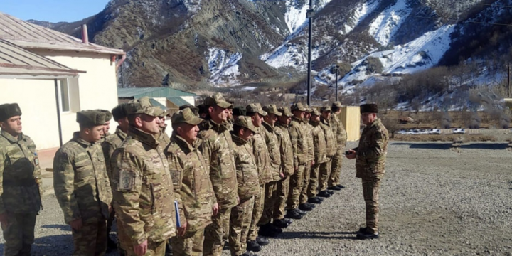 Azad edilmiş ərazilərdə xidmət edən hərbi qulluqçularla görüşlər keçirilib