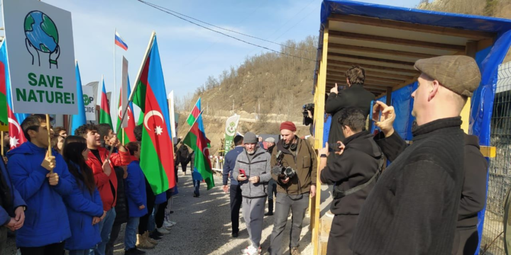 Xarici jurnalistlər Laçın yolunda ekokönüllülərin keçirdiyi aksiyanı işıqlandırırlar