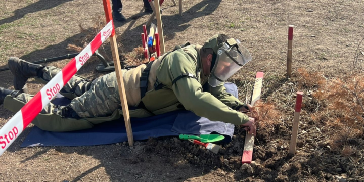 Hərbi hissələrdə mina axtarma əməliyyatlarının öyrədilməsi həyata keçirilir