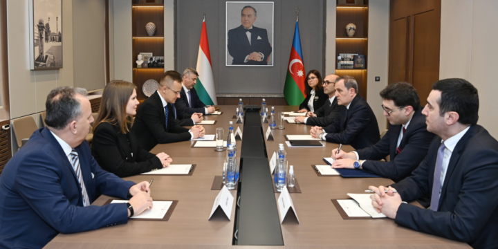 Azerbaijani FM meets with Hungarian counterpart