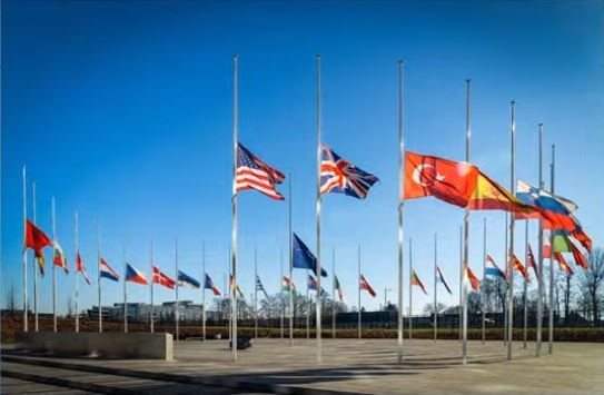 NATO Qərargahında Türkiyə üçün 30 ölkənin bayrağı yarıya endirilib