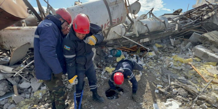 Xilasedicilərimiz Türkiyədə 26 nəfəri dağıntılar altından sağ çıxarıb