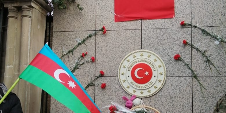 Azərbaycan vətəndaşları Türkiyə səfirliyinin qarşısında zəlzələ qurbanlarını anır