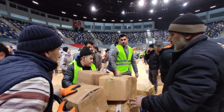 Türkiyə üçün yardımlar yığılır, Cahit Bağcı toplama məntəqəsini ziyarət edib