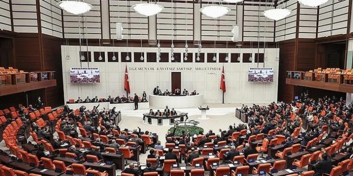 Türkiyə Böyük Millət Məclisi fövqəladə vəziyyət rejimini təsdiqlənib