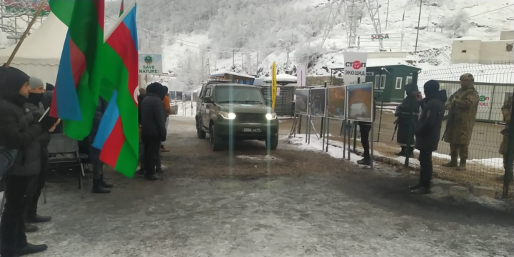 Rusiya sülhməramlılarına məxsus minik avtomobili Laçın yolundan keçib