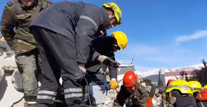 FHN-in xilasediciləri dağıntılar altında 105 saat qalmış yeniyetməni xilas ediblər