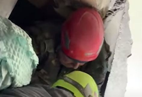 Xilasedicilərimiz zəlzələ dağıntıları altından daha bir qadını sağ çıxarıblar 