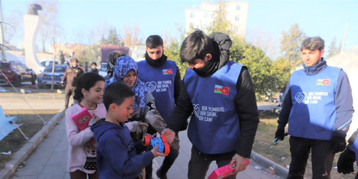 Azərbaycan könüllüləri Türkiyədəki zərərçəkən uşaqlara dəstək verir 