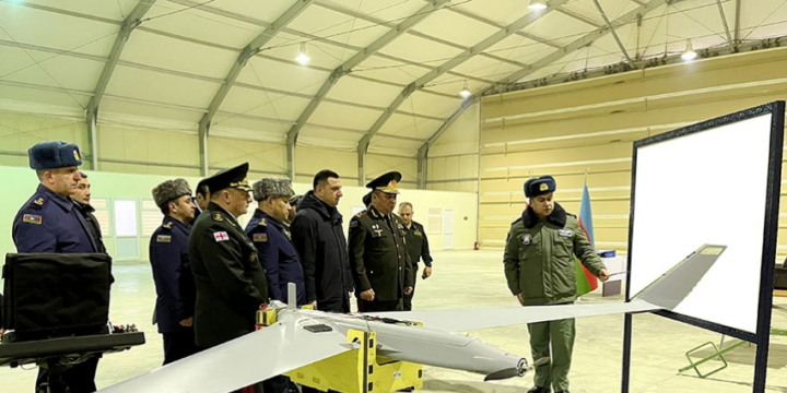 Gürcüstan nümayəndə heyəti hərbi hissənin təlim mərkəzində komandoların nümunəvi çıxışlarını izləyib