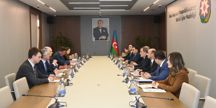 Britaniya və Azərbaycan arasında Laçın yolunda etirazların müxtəlif aspektləri müzakirə edilib