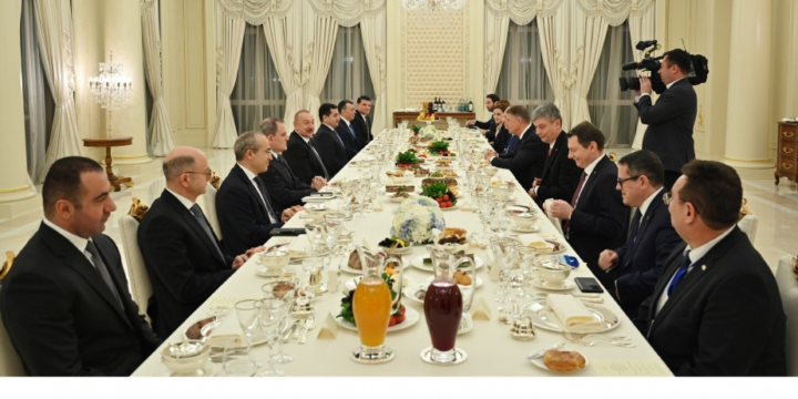 President Ilham Aliyev hosted official reception in honor of President of Romania