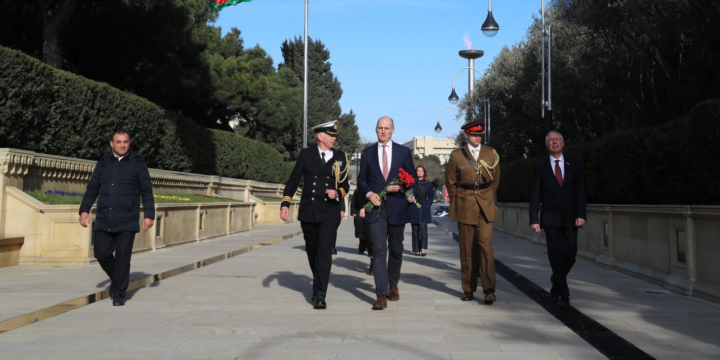 Britaniyalı nazir Şəhidlər Xiyabanını ziyarət edib