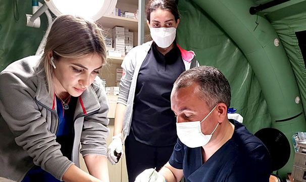 Hərbi həkimlərimizin Kahramanmaraşda xəsarət alanlara tibbi yardımı davam edir