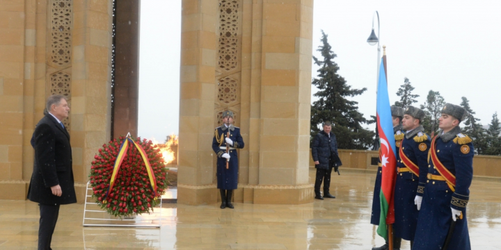 Rumıniya Prezidenti Klaus Yohannis Şəhidlər xiyabanını ziyarət edib
