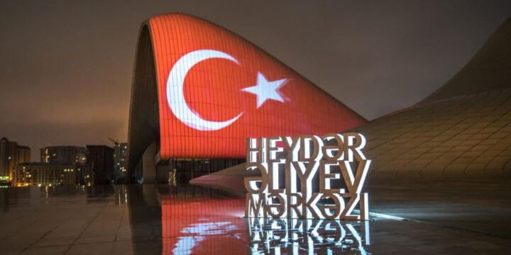Heydər Əliyev Mərkəzinin binası Türkiyənin Dövlət bayrağı rəngində işıqlandırılıb