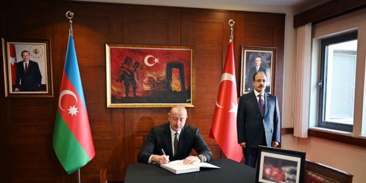 Prezident İlham Əliyev Türkiyənin Azərbaycandakı səfirliyində olub, çox sayda insanın həlak olması ilə əlaqədar başsağlığı verib