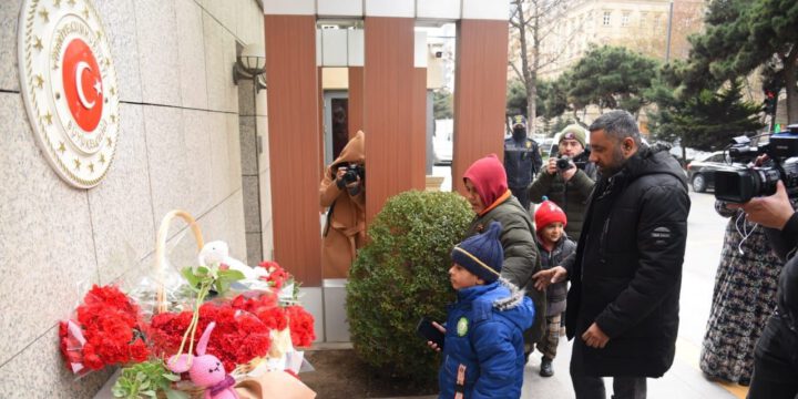 Azərbaycan vətəndaşları Türkiyədəki zəlzələ qurbanlarını anır