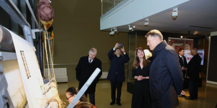 Romanian President visits Azerbaijan National Carpet Museum