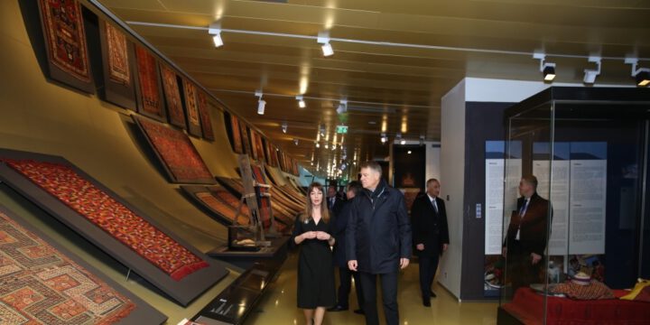 Rumıniya Prezidenti Klaus Yohannis Xalça Muzeyi ilə tanış olub