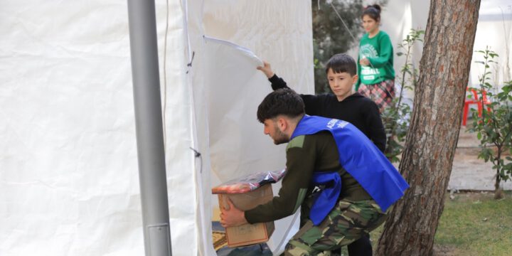 Azərbaycan könüllüləri zəlzələ bölgəsindəki zərərçəkən ailələrin və uşaqların qayğısına qalır