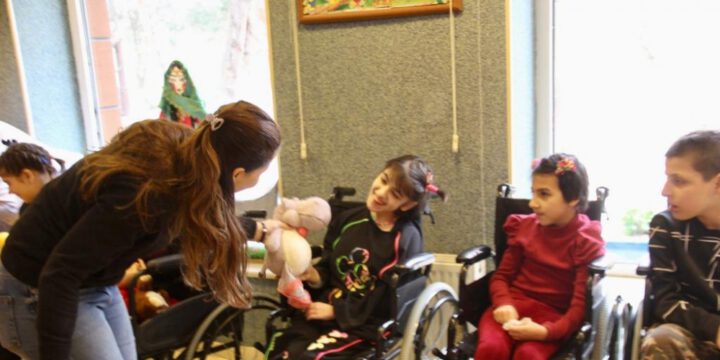 IDEA-nın ianə qutularına toplanmış oyuncaqlar uşaqlara paylanılır