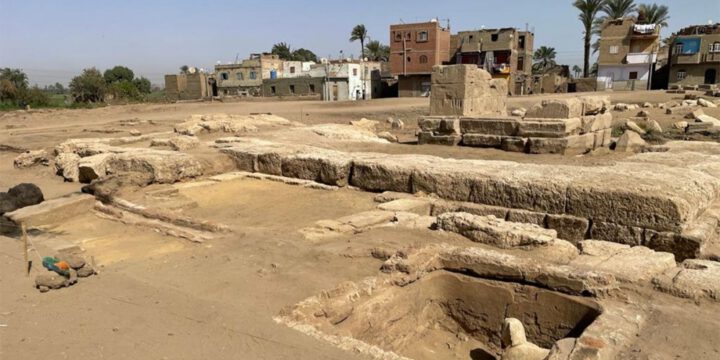 Misirdə arxeoloqlar gülən sfinks heykəli və türbə qalıqları aşkar ediblər