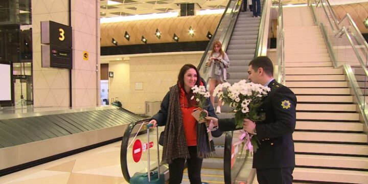 Ölkəmizə gələn qadın sərnişinlər Heydər Əliyev Beynəlxalq Aeroportunda çiçəklərlə qarşılanıb 