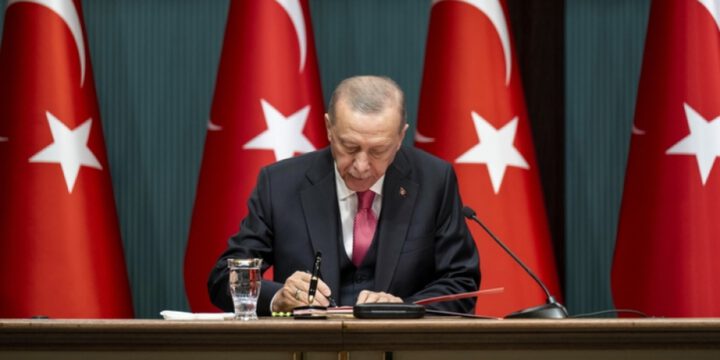 Türkiyə Prezidenti seçkilərin 14 mayda keçirilməsi barədə qərarı imzalayıb