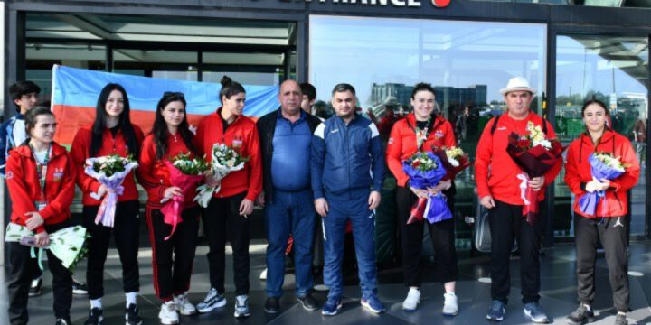 Dünya çempionatında ilkə imza atan Azərbaycan millisi Bakıya qayıdıb