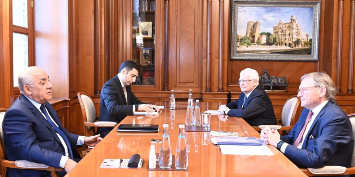 Baş nazir Əli Əsədov Rusiya Prezidenti yanında sahibkarların hüquqlarının müdafiəsi üzrə müvəkkil ilə görüşüb