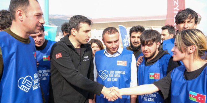 Selçuk Bayraktar Kahramanmaraşda Azərbaycan könüllüləri ilə görüşüb