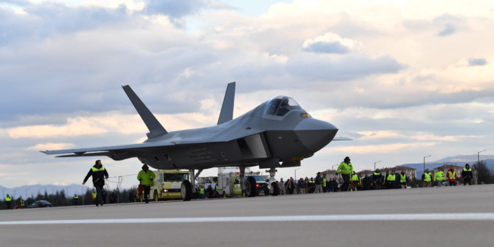 Türkiyənin ilk qırıcısı uçuş-enmə zolağına çıxıb 