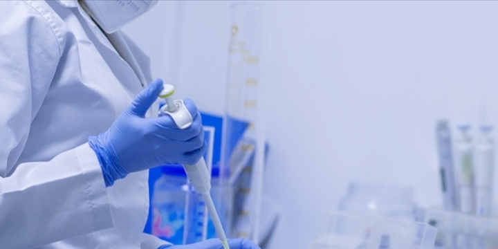 Süni intellektlə hazırlanan COVID-19 infeksiyasına qarşı ilk dərmanının kliniki sınaqları başlayıb